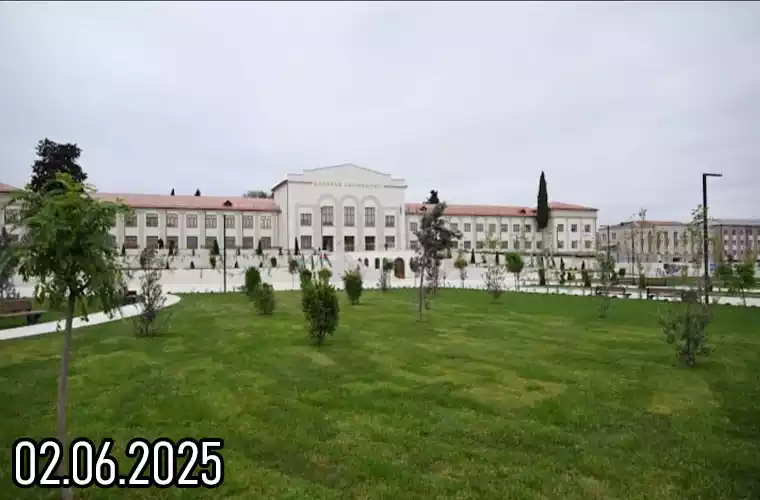 Şuşa və Xankəndinə etdiyimiz son səfər bizim üçün həm mənəvi baxımdan zəngin, həm də gələcəyə olan inamımızı möhkəmləndirən önəmli bir mərhələ oldu. Xüsusilə Xankəndidə yerləşən Qarabağ Universitetində keçirilən “Təhsil və Tərəfdaşlıq Forumu”nda iştirakımız yaddaşımızda dərin iz buraxdı. Forum çərçivəsində tələbələrlə görüşdük, onları dinlədik. Onların universitetləri, müəllimləri və yaşadıqları tələbə şəhərciyi barədə ürəklə danışmaları bizi çox təsirləndirdi. Gənclərin gözlərindəki parıltı və səsindəki inam bir daha sübut etdi ki, Qarabağın gələcəyi etibarlı əllərdədir. Xankəndidə aparılan genişmiqyaslı yenidənqurma və infrastruktur işləri artıq öz bəhrəsini verməyə başlayıb. Bu proses yeni iş yerlərinin yaradılmasına və ixtisaslı kadrlara ehtiyacın artmasına səbəb olur. Sevindirici haldır ki, bu dəyişikliklər birbaşa tələbələrin gözü qarşısında baş verir. Onlar inanırlar ki, sabah iş axtarmaq üçün qapı-qapı düşməyəcəklər. Bu, təhsilin verdiyi ən böyük güvəndir. Forumun əsas məqsədi də məhz bu idi – gənclərin təhsilinə dəstək vermək, bölgədə kadr çatışmazlığının qarşısını almaq və yerli sahibkarları bu xeyirxah missiyaya cəlb etmək. Biz də Çaşıoğlu şirkəti olaraq bu müqəddəs təşəbbüsə biganə qala bilməzdik. Sərmayəmizi bu istiqamətə yönəltdik və bundan böyük qürur hissi keçirdik. Qarabağ Universitetinin kitabxanasına Çaşıoğlu nəşriyyatında çap olunan kitablarımızı hədiyyə etdik. Səfərimizin ən duyğulu məqamlarından biri isə Vətən müharibəsi qəhrəmanı general-mayor Polad Həşimovun həyat yoldaşı Ofelya xanımla universitetdə baş tutan görüşümüz oldu. Ona 44 günlük Vətən müharibəsinə həsr etdiyimiz “Zəfər Dastanı” kitabını təqdim etdik. Bu an bizim üçün unudulmaz oldu. Bir günlük səfərimizdə o qədər sevincli və qürurverici anlar yaşadıq ki, hər birini yazmaq asan deyil. Lakin bu təəssüratlar bizim üçün dəyərli bir yaddaş, gələcək fəaliyyətimiz üçün isə böyük motivasiyadır.