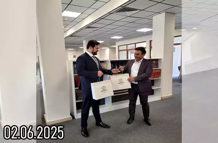 Şuşa və Xankəndinə etdiyimiz son səfər bizim üçün həm mənəvi baxımdan zəngin, həm də gələcəyə olan inamımızı möhkəmləndirən önəmli bir mərhələ oldu. Xüsusilə Xankəndidə yerləşən Qarabağ Universitetində keçirilən “Təhsil və Tərəfdaşlıq Forumu”nda iştirakımız yaddaşımızda dərin iz buraxdı. Forum çərçivəsində tələbələrlə görüşdük, onları dinlədik. Onların universitetləri, müəllimləri və yaşadıqları tələbə şəhərciyi barədə ürəklə danışmaları bizi çox təsirləndirdi. Gənclərin gözlərindəki parıltı və səsindəki inam bir daha sübut etdi ki, Qarabağın gələcəyi etibarlı əllərdədir. Xankəndidə aparılan genişmiqyaslı yenidənqurma və infrastruktur işləri artıq öz bəhrəsini verməyə başlayıb. Bu proses yeni iş yerlərinin yaradılmasına və ixtisaslı kadrlara ehtiyacın artmasına səbəb olur. Sevindirici haldır ki, bu dəyişikliklər birbaşa tələbələrin gözü qarşısında baş verir. Onlar inanırlar ki, sabah iş axtarmaq üçün qapı-qapı düşməyəcəklər. Bu, təhsilin verdiyi ən böyük güvəndir. Forumun əsas məqsədi də məhz bu idi – gənclərin təhsilinə dəstək vermək, bölgədə kadr çatışmazlığının qarşısını almaq və yerli sahibkarları bu xeyirxah missiyaya cəlb etmək. Biz də Çaşıoğlu şirkəti olaraq bu müqəddəs təşəbbüsə biganə qala bilməzdik. Sərmayəmizi bu istiqamətə yönəltdik və bundan böyük qürur hissi keçirdik. Qarabağ Universitetinin kitabxanasına Çaşıoğlu nəşriyyatında çap olunan kitablarımızı hədiyyə etdik. Səfərimizin ən duyğulu məqamlarından biri isə Vətən müharibəsi qəhrəmanı general-mayor Polad Həşimovun həyat yoldaşı Ofelya xanımla universitetdə baş tutan görüşümüz oldu. Ona 44 günlük Vətən müharibəsinə həsr etdiyimiz “Zəfər Dastanı” kitabını təqdim etdik. Bu an bizim üçün unudulmaz oldu. Bir günlük səfərimizdə o qədər sevincli və qürurverici anlar yaşadıq ki, hər birini yazmaq asan deyil. Lakin bu təəssüratlar bizim üçün dəyərli bir yaddaş, gələcək fəaliyyətimiz üçün isə böyük motivasiyadır.