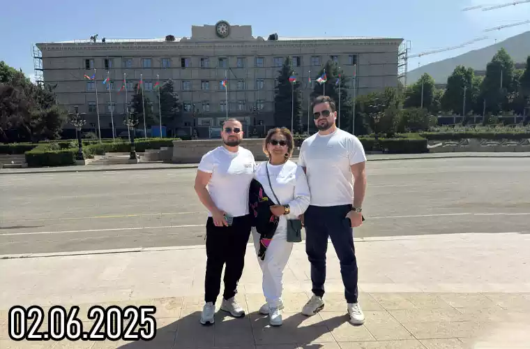 Şuşa və Xankəndinə etdiyimiz son səfər bizim üçün həm mənəvi baxımdan zəngin, həm də gələcəyə olan inamımızı möhkəmləndirən önəmli bir mərhələ oldu. Xüsusilə Xankəndidə yerləşən Qarabağ Universitetində keçirilən “Təhsil və Tərəfdaşlıq Forumu”nda iştirakımız yaddaşımızda dərin iz buraxdı. Forum çərçivəsində tələbələrlə görüşdük, onları dinlədik. Onların universitetləri, müəllimləri və yaşadıqları tələbə şəhərciyi barədə ürəklə danışmaları bizi çox təsirləndirdi. Gənclərin gözlərindəki parıltı və səsindəki inam bir daha sübut etdi ki, Qarabağın gələcəyi etibarlı əllərdədir. Xankəndidə aparılan genişmiqyaslı yenidənqurma və infrastruktur işləri artıq öz bəhrəsini verməyə başlayıb. Bu proses yeni iş yerlərinin yaradılmasına və ixtisaslı kadrlara ehtiyacın artmasına səbəb olur. Sevindirici haldır ki, bu dəyişikliklər birbaşa tələbələrin gözü qarşısında baş verir. Onlar inanırlar ki, sabah iş axtarmaq üçün qapı-qapı düşməyəcəklər. Bu, təhsilin verdiyi ən böyük güvəndir. Forumun əsas məqsədi də məhz bu idi – gənclərin təhsilinə dəstək vermək, bölgədə kadr çatışmazlığının qarşısını almaq və yerli sahibkarları bu xeyirxah missiyaya cəlb etmək. Biz də Çaşıoğlu şirkəti olaraq bu müqəddəs təşəbbüsə biganə qala bilməzdik. Sərmayəmizi bu istiqamətə yönəltdik və bundan böyük qürur hissi keçirdik. Qarabağ Universitetinin kitabxanasına Çaşıoğlu nəşriyyatında çap olunan kitablarımızı hədiyyə etdik. Səfərimizin ən duyğulu məqamlarından biri isə Vətən müharibəsi qəhrəmanı general-mayor Polad Həşimovun həyat yoldaşı Ofelya xanımla universitetdə baş tutan görüşümüz oldu. Ona 44 günlük Vətən müharibəsinə həsr etdiyimiz “Zəfər Dastanı” kitabını təqdim etdik. Bu an bizim üçün unudulmaz oldu. Bir günlük səfərimizdə o qədər sevincli və qürurverici anlar yaşadıq ki, hər birini yazmaq asan deyil. Lakin bu təəssüratlar bizim üçün dəyərli bir yaddaş, gələcək fəaliyyətimiz üçün isə böyük motivasiyadır.