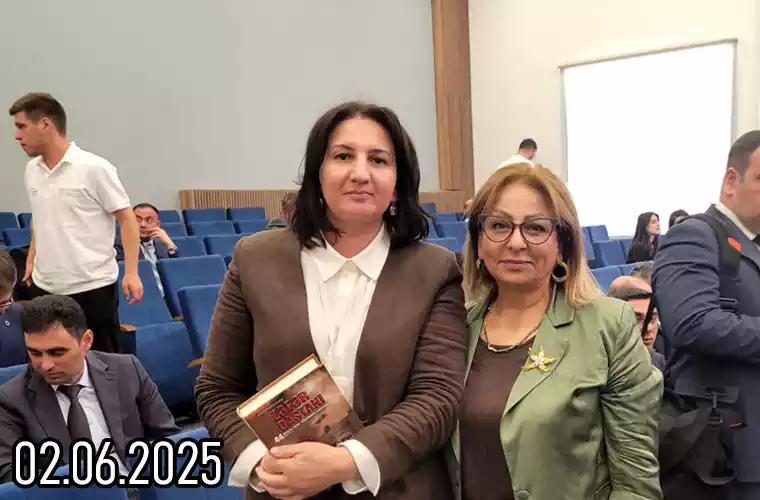 Недавняя поездка в Шушу и Ханкенди стала для нас духовно обогащающим и в то же время значимым шагом в укреплении веры в будущее. Одним из самых запоминающихся моментов стало наше участие в Форуме образования и партнёрства, который прошёл в Карабахском университете в Ханкенди. Это событие оставило глубокий след в нашей памяти. В рамках форума мы встретились со студентами и выслушали их. Их искренние слова о своём университете, преподавателях и студенческом городке глубоко тронули нас. Блеск в их глазах и уверенность в голосе ещё раз доказали: будущее Карабаха — в надёжных руках. Широкомасштабные работы по восстановлению и развитию инфраструктуры в Ханкенди уже начали приносить плоды. Эти процессы создают новые рабочие места и увеличивают спрос на квалифицированные кадры. Особенно радует то, что все эти перемены происходят прямо на глазах у студентов. Они верят, что завтра им не придётся ходить по дверям в поисках работы — и это самая большая уверенность, которую даёт образование. Главная цель форума заключалась именно в этом: поддержать образование молодёжи, предотвратить нехватку специалистов в регионе и привлечь местных предпринимателей к этой благородной миссии. Как компания Чашыоглу, мы не могли остаться в стороне от столь значимой инициативы. Мы с гордостью направили свои инвестиции в этом направлении и подарили библиотеке Карабахского университета книги, изданные в нашем издательстве. Одним из самых трогательных моментов поездки стала встреча с Офелией ханум — супругой национального героя, генерал-майора Полада Гашимова. В ходе встречи в университете мы вручили ей нашу книгу Эпос Победы, посвящённую 44-дневной Отечественной войне. Этот момент стал для нас по-настоящему незабываемым. Несмотря на то, что поездка длилась всего один день, в ней было так много радостных и гордых мгновений, что передать их все словами непросто. Эти впечатления стали для нас ценным воспоминанием и мощной мотивацией для будущей деятельности.