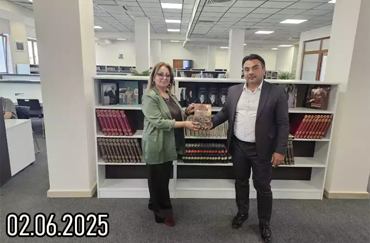 Şuşa və Xankəndinə etdiyimiz son səfər bizim üçün həm mənəvi baxımdan zəngin, həm də gələcəyə olan inamımızı möhkəmləndirən önəmli bir mərhələ oldu. Xüsusilə Xankəndidə yerləşən Qarabağ Universitetində keçirilən “Təhsil və Tərəfdaşlıq Forumu”nda iştirakımız yaddaşımızda dərin iz buraxdı. Forum çərçivəsində tələbələrlə görüşdük, onları dinlədik. Onların universitetləri, müəllimləri və yaşadıqları tələbə şəhərciyi barədə ürəklə danışmaları bizi çox təsirləndirdi. Gənclərin gözlərindəki parıltı və səsindəki inam bir daha sübut etdi ki, Qarabağın gələcəyi etibarlı əllərdədir. Xankəndidə aparılan genişmiqyaslı yenidənqurma və infrastruktur işləri artıq öz bəhrəsini verməyə başlayıb. Bu proses yeni iş yerlərinin yaradılmasına və ixtisaslı kadrlara ehtiyacın artmasına səbəb olur. Sevindirici haldır ki, bu dəyişikliklər birbaşa tələbələrin gözü qarşısında baş verir. Onlar inanırlar ki, sabah iş axtarmaq üçün qapı-qapı düşməyəcəklər. Bu, təhsilin verdiyi ən böyük güvəndir. Forumun əsas məqsədi də məhz bu idi – gənclərin təhsilinə dəstək vermək, bölgədə kadr çatışmazlığının qarşısını almaq və yerli sahibkarları bu xeyirxah missiyaya cəlb etmək. Biz də Çaşıoğlu şirkəti olaraq bu müqəddəs təşəbbüsə biganə qala bilməzdik. Sərmayəmizi bu istiqamətə yönəltdik və bundan böyük qürur hissi keçirdik. Qarabağ Universitetinin kitabxanasına Çaşıoğlu nəşriyyatında çap olunan kitablarımızı hədiyyə etdik. Səfərimizin ən duyğulu məqamlarından biri isə Vətən müharibəsi qəhrəmanı general-mayor Polad Həşimovun həyat yoldaşı Ofelya xanımla universitetdə baş tutan görüşümüz oldu. Ona 44 günlük Vətən müharibəsinə həsr etdiyimiz “Zəfər Dastanı” kitabını təqdim etdik. Bu an bizim üçün unudulmaz oldu. Bir günlük səfərimizdə o qədər sevincli və qürurverici anlar yaşadıq ki, hər birini yazmaq asan deyil. Lakin bu təəssüratlar bizim üçün dəyərli bir yaddaş, gələcək fəaliyyətimiz üçün isə böyük motivasiyadır.