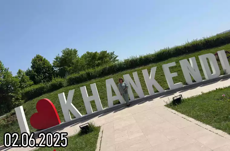 Недавняя поездка в Шушу и Ханкенди стала для нас духовно обогащающим и в то же время значимым шагом в укреплении веры в будущее. Одним из самых запоминающихся моментов стало наше участие в Форуме образования и партнёрства, который прошёл в Карабахском университете в Ханкенди. Это событие оставило глубокий след в нашей памяти. В рамках форума мы встретились со студентами и выслушали их. Их искренние слова о своём университете, преподавателях и студенческом городке глубоко тронули нас. Блеск в их глазах и уверенность в голосе ещё раз доказали: будущее Карабаха — в надёжных руках. Широкомасштабные работы по восстановлению и развитию инфраструктуры в Ханкенди уже начали приносить плоды. Эти процессы создают новые рабочие места и увеличивают спрос на квалифицированные кадры. Особенно радует то, что все эти перемены происходят прямо на глазах у студентов. Они верят, что завтра им не придётся ходить по дверям в поисках работы — и это самая большая уверенность, которую даёт образование. Главная цель форума заключалась именно в этом: поддержать образование молодёжи, предотвратить нехватку специалистов в регионе и привлечь местных предпринимателей к этой благородной миссии. Как компания Чашыоглу, мы не могли остаться в стороне от столь значимой инициативы. Мы с гордостью направили свои инвестиции в этом направлении и подарили библиотеке Карабахского университета книги, изданные в нашем издательстве. Одним из самых трогательных моментов поездки стала встреча с Офелией ханум — супругой национального героя, генерал-майора Полада Гашимова. В ходе встречи в университете мы вручили ей нашу книгу Эпос Победы, посвящённую 44-дневной Отечественной войне. Этот момент стал для нас по-настоящему незабываемым. Несмотря на то, что поездка длилась всего один день, в ней было так много радостных и гордых мгновений, что передать их все словами непросто. Эти впечатления стали для нас ценным воспоминанием и мощной мотивацией для будущей деятельности.